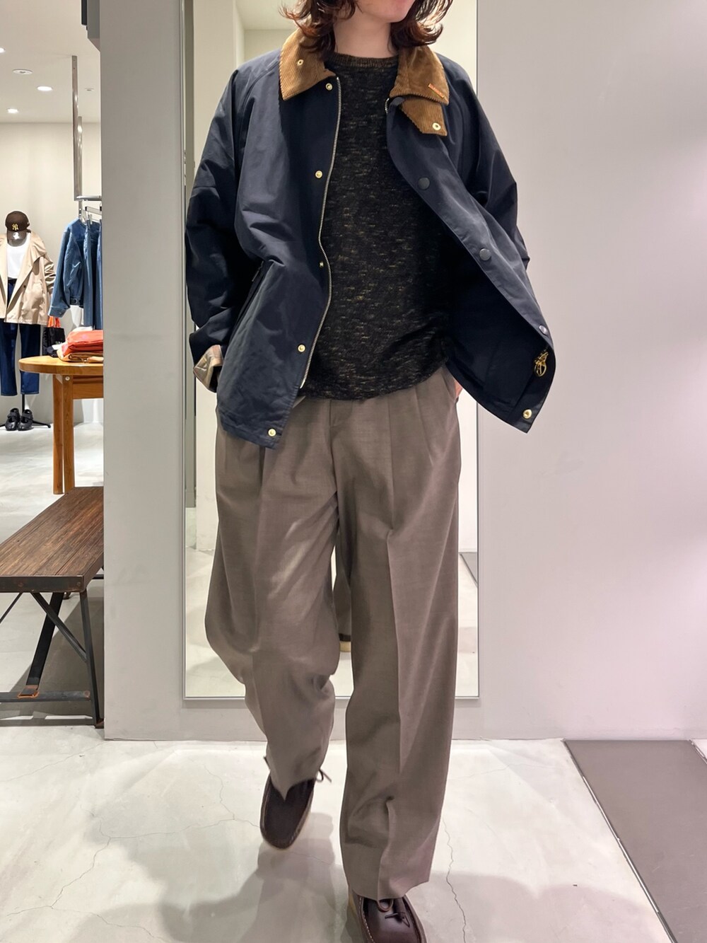 ブルー系のその他アウターを着用したメンズの冬コーディネートの4枚目の写真