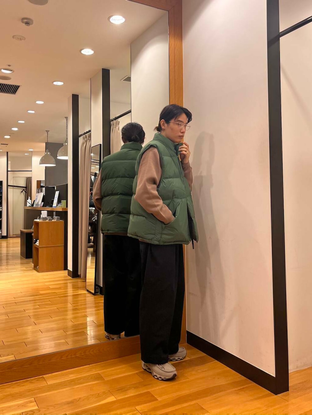 ブラック系のTシャツ/カットソー、ベージュ系のカーディガン/ボレロ、ブルー系のその他パンツを着用したメンズの秋コーディネートの2枚目の写真