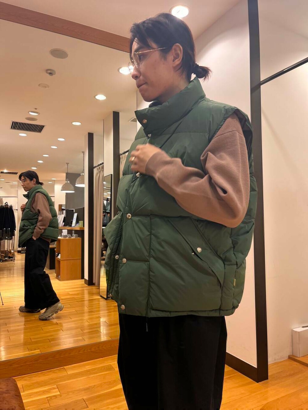 ブラック系のTシャツ/カットソー、ベージュ系のカーディガン/ボレロ、ブルー系のその他パンツを着用したメンズの秋コーディネートの6枚目の写真