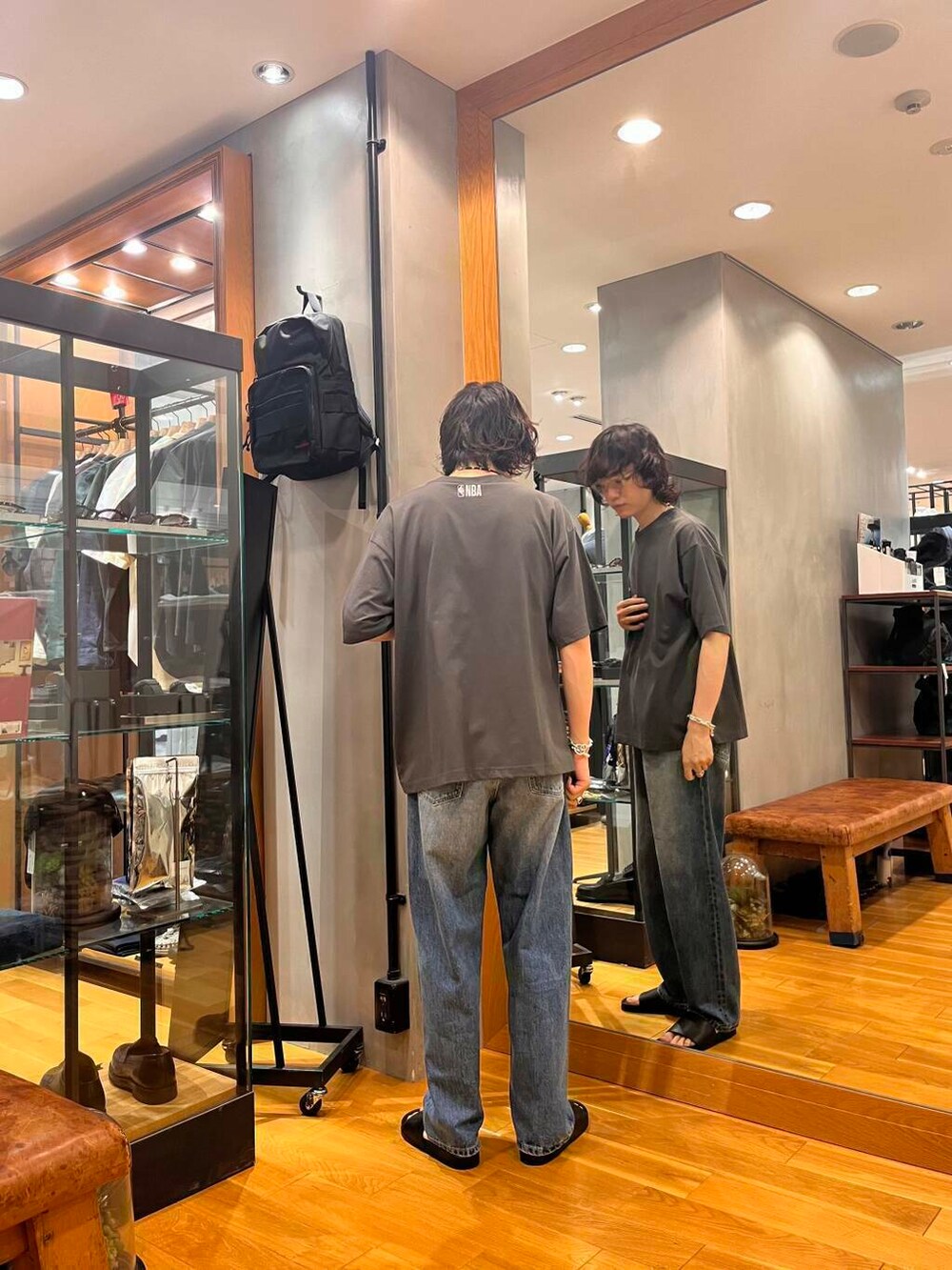 ブラック系のTシャツ/カットソー、ブルー系のデニムパンツを着用したメンズの夏コーディネートの3枚目の写真