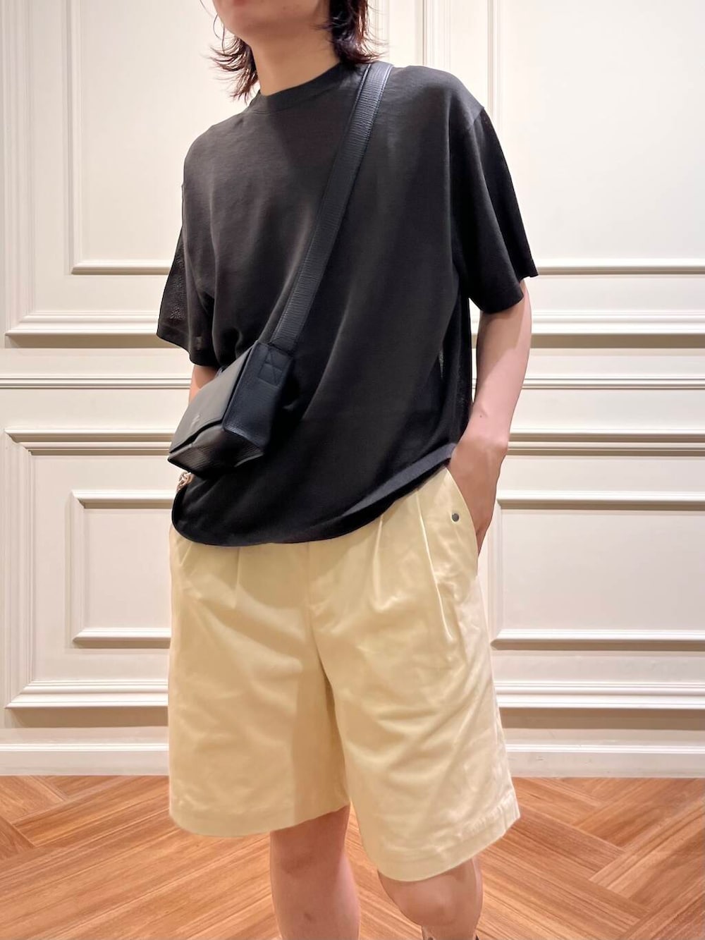 ブラック系のサンダル、グレー系のニット/セーター、ホワイト系のその他パンツを着用したメンズの夏コーディネートの5枚目の写真