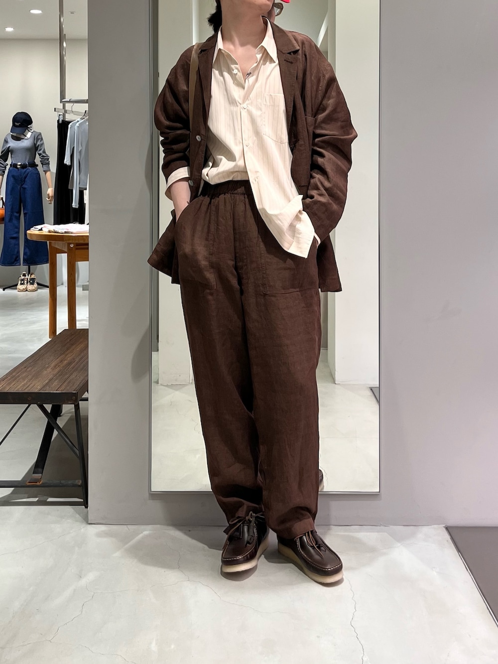 ブラウン系のその他シューズ、ブラウン系のその他パンツ、ホワイト系のシャツ/ブラウスを着用したメンズの春コーディネートの4枚目の写真