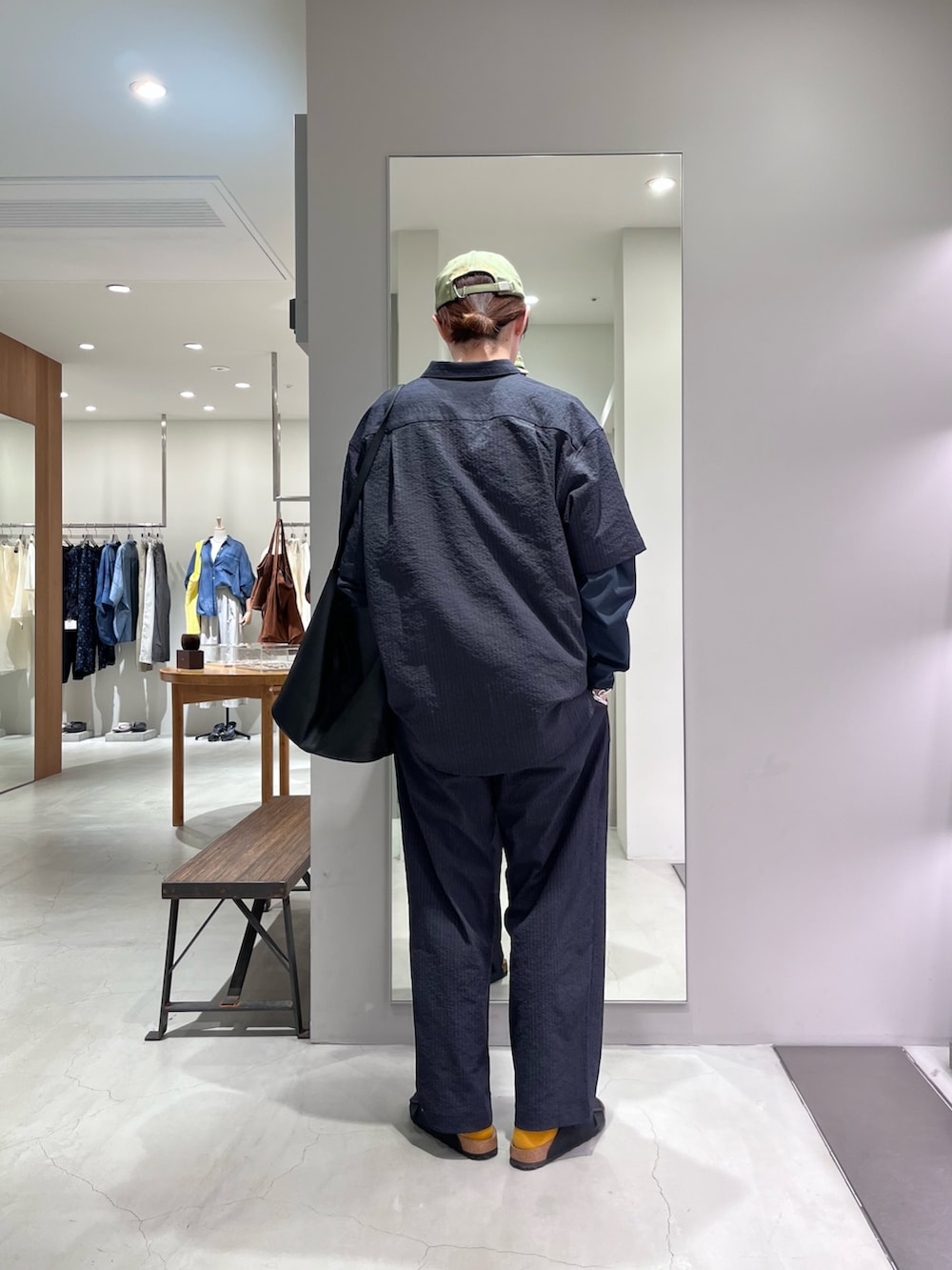 その他のシャツ/ブラウス、ブラック系のサンダル、その他のその他パンツを着用したメンズの春コーディネートの3枚目の写真