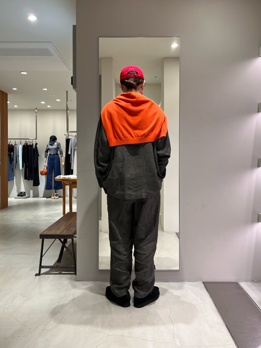 ブラック系のその他パンツ、ブラック系のテーラードジャケット、グレー系のニット/セーターを着用したメンズの春コーディネートの3枚目の写真