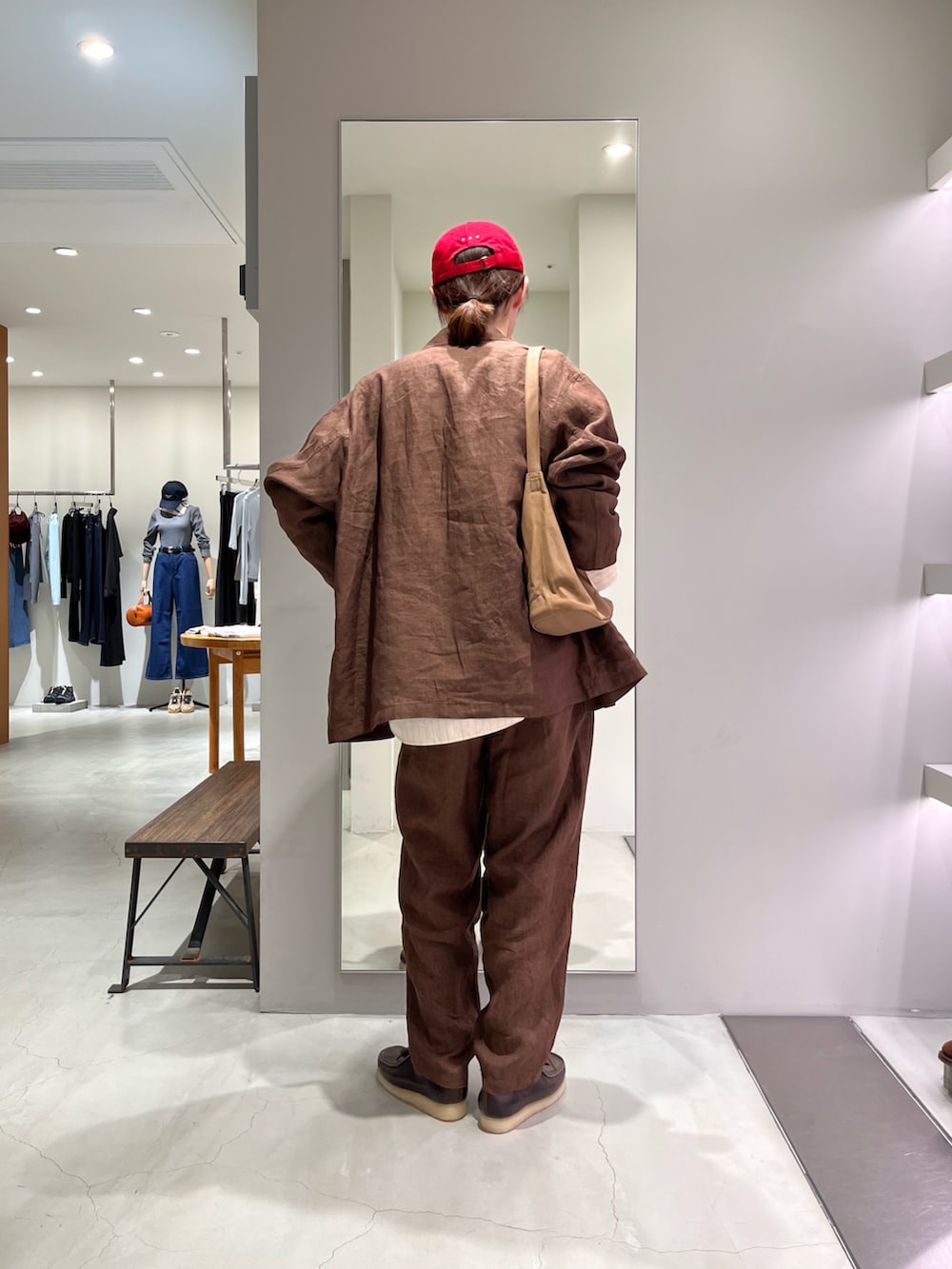 ブラウン系のその他シューズ、ブラウン系のその他パンツ、ホワイト系のシャツ/ブラウスを着用したメンズの春コーディネートの2枚目の写真