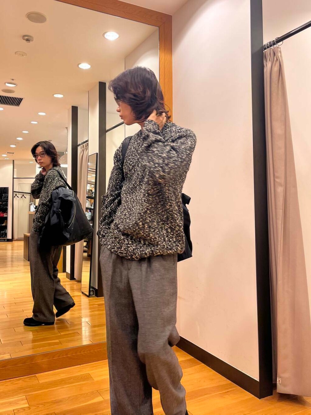 グレー系のナイロンジャケット、ブラック系のニット/セーター、ブラック系のブーツを着用したメンズの秋コーディネートの9枚目の写真