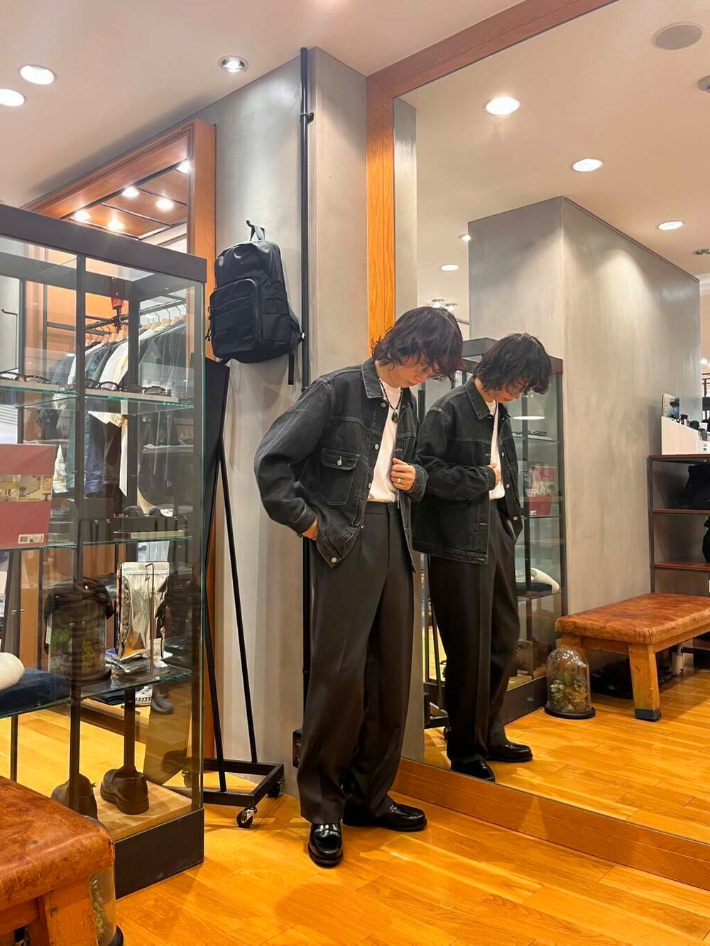 ブラック系のドレスシューズ、ブラック系のデニムジャケット、ホワイト系のTシャツ/カットソーを着用したメンズの夏コーディネートの2枚目の写真