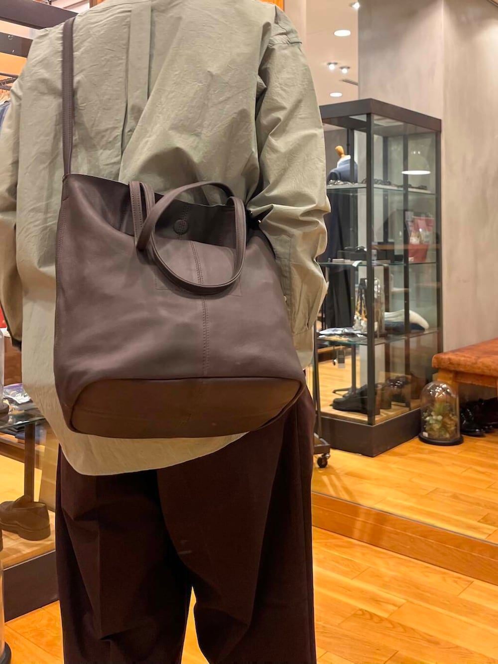 グリーン系のシャツ/ブラウス、ブラウン系のその他パンツ、ブラウン系のトートバッグを着用したメンズの夏コーディネートの5枚目の写真