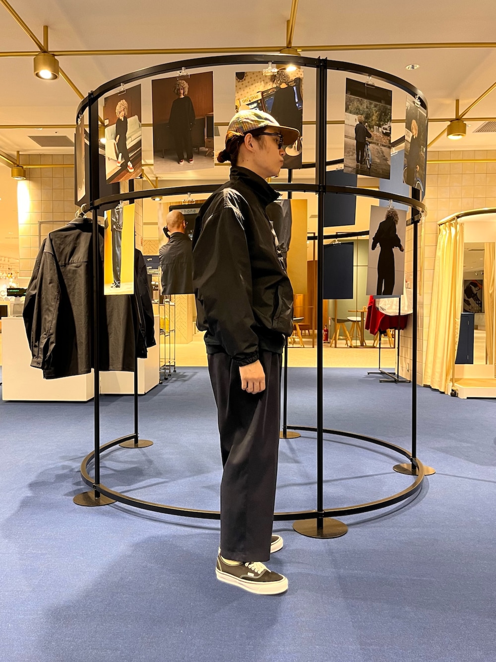 ブルー系のスウェット、ブラック系のスニーカー、ブルー系のその他パンツを着用したメンズの冬コーディネートの3枚目の写真