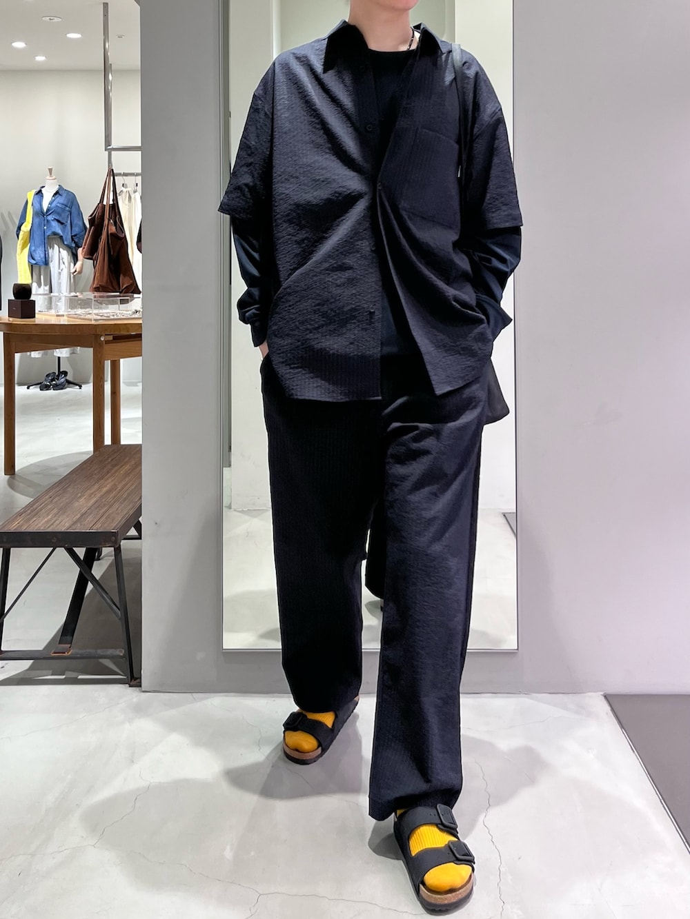 その他のシャツ/ブラウス、ブラック系のサンダル、その他のその他パンツを着用したメンズの春コーディネートの4枚目の写真