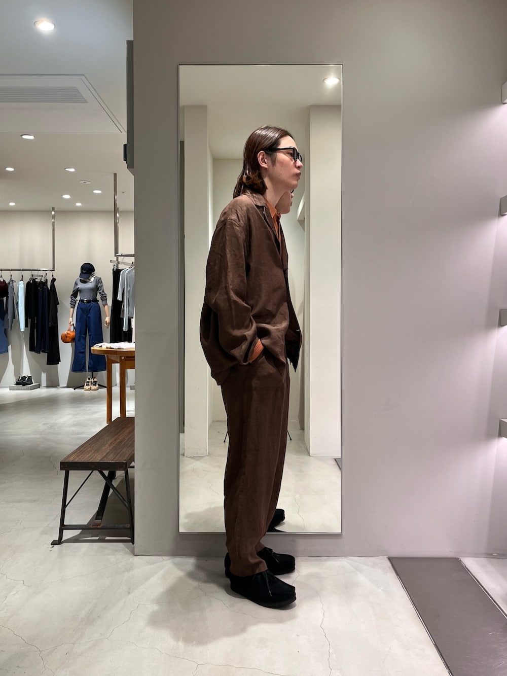 ブラウン系のその他パンツ、ブラウン系のテーラードジャケット、ブラウン系のニット/セーターを着用したメンズの春コーディネートの2枚目の写真