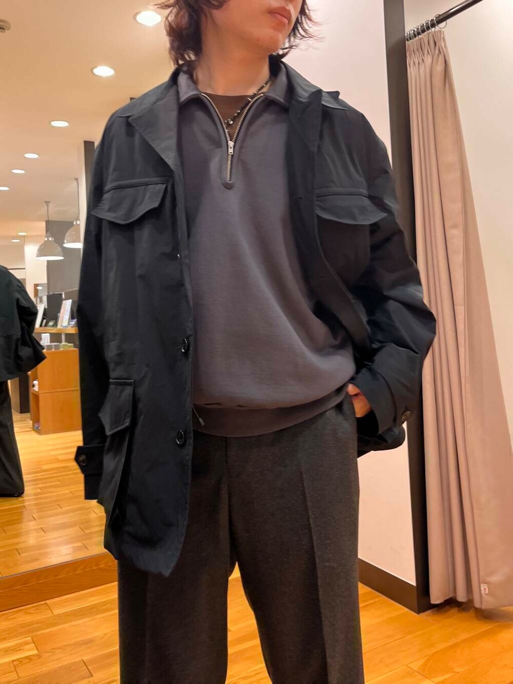 ブラック系のブーツ、ブラック系のその他シューズ、ブラック系のブーツを着用したメンズの秋コーディネートの6枚目の写真