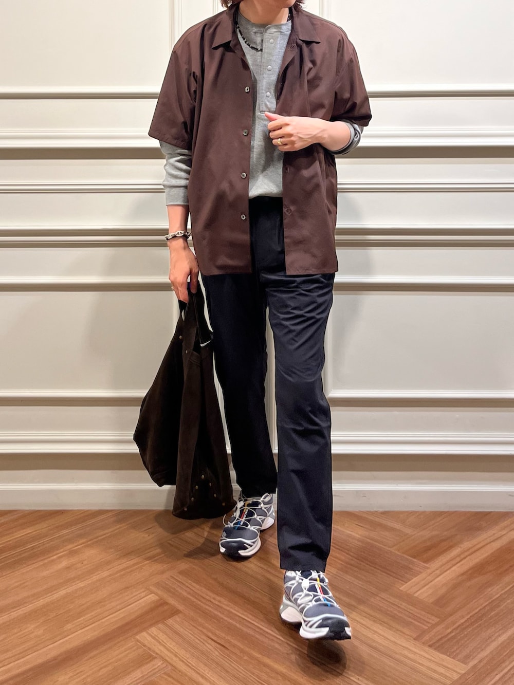 ブラウン系のシャツ/ブラウス、ブラック系のその他パンツ、ブルー系のスニーカーを着用したメンズの夏コーディネートの5枚目の写真