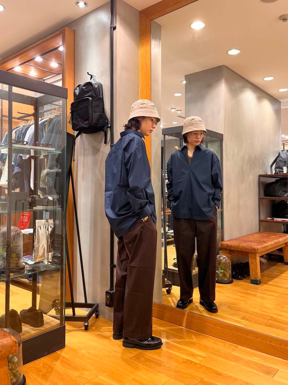 ブルー系のシャツ/ブラウス、ブラウン系のその他パンツ、ブラック系のドレスシューズを着用したメンズの夏コーディネートの3枚目の写真