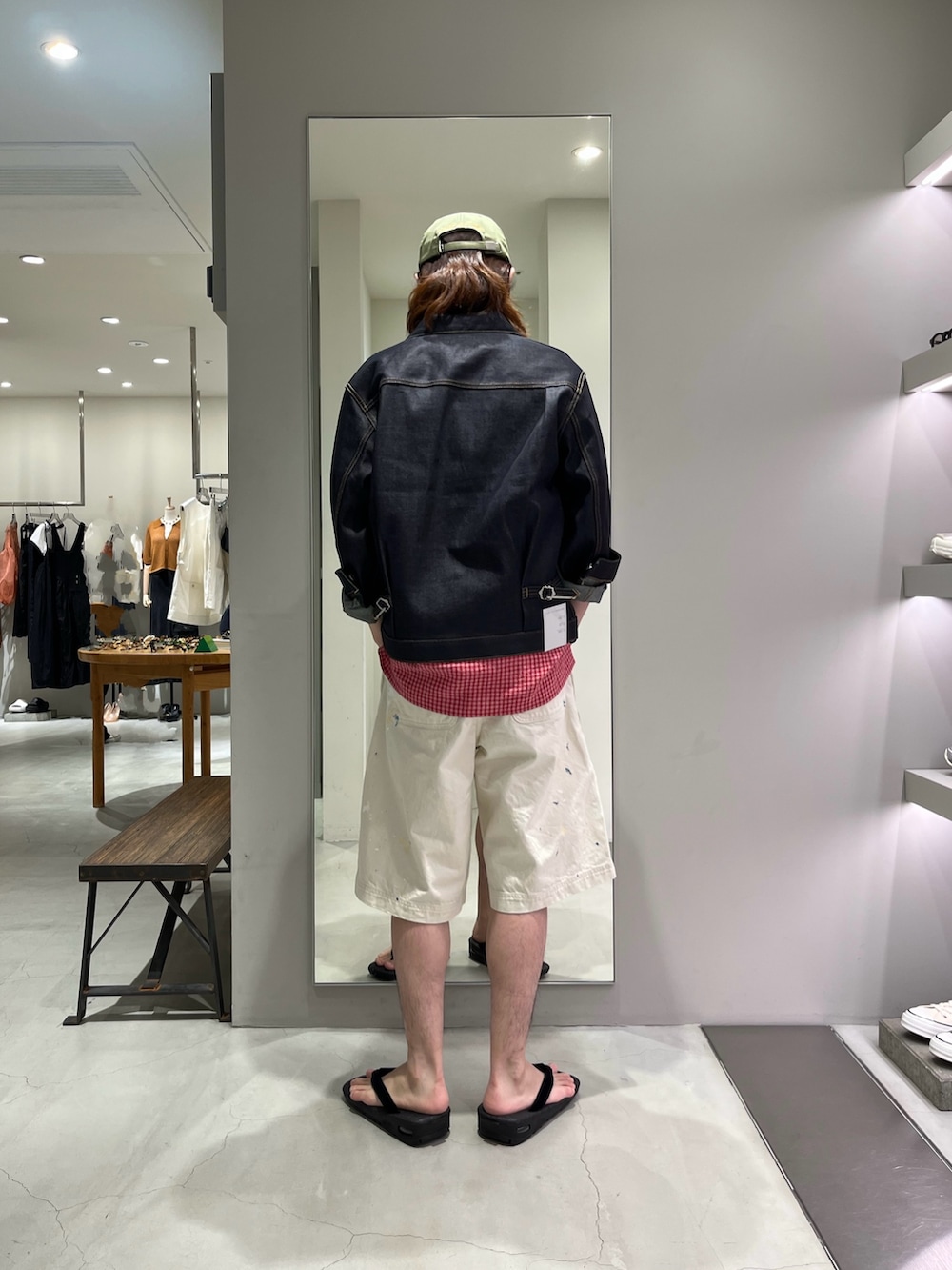 ブラック系のその他シューズ、ホワイト系のその他パンツ、ブルー系のデニムジャケットを着用したメンズの春コーディネートの3枚目の写真