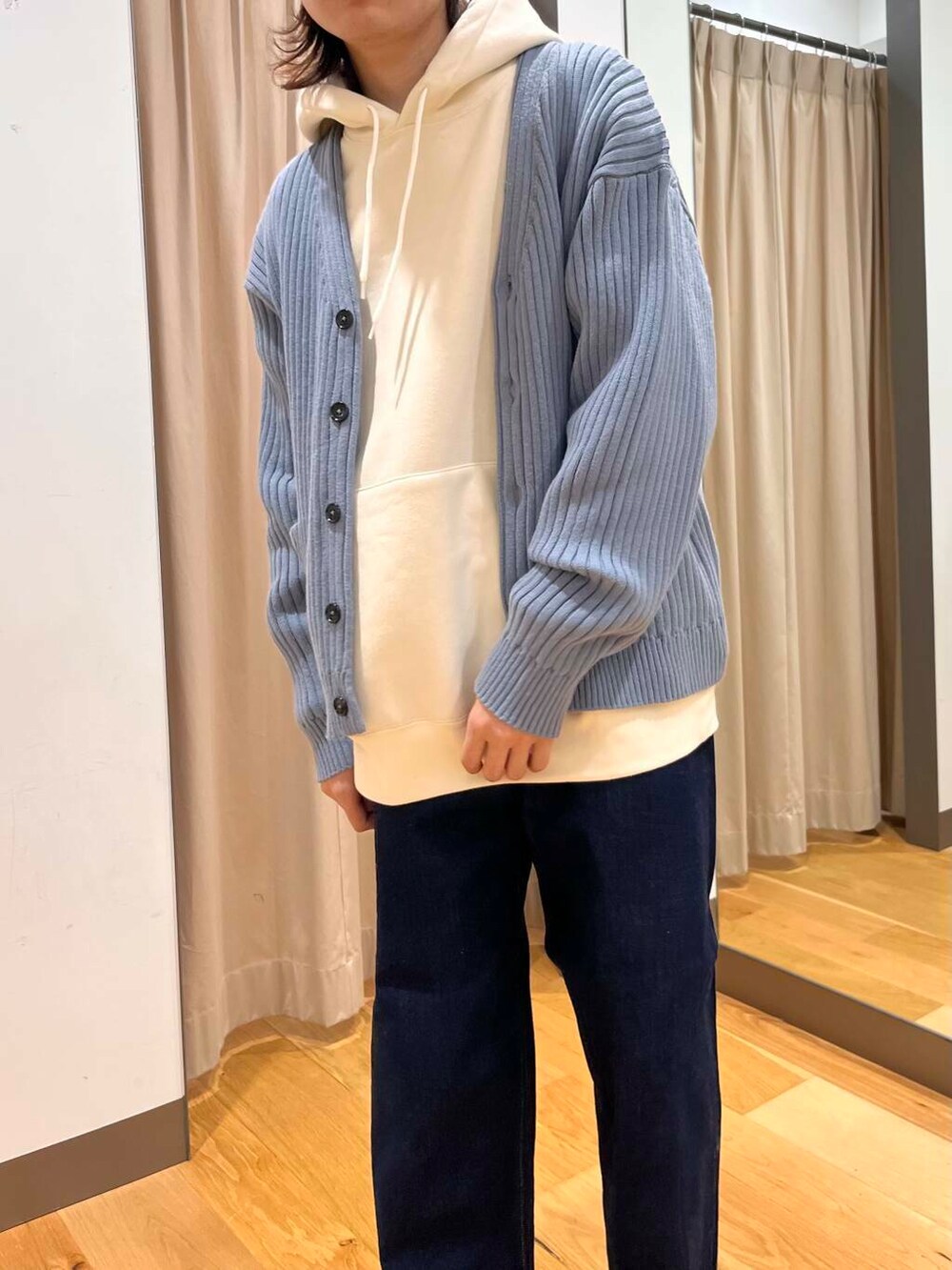 「アーバンリサーチ、lee、デニム、別注、ニット、デートコーデ、URBANRESEARCH、denim、春アウター、newarrival、春ニット、ur、id、pants、カラー」｜「Healthknitの『別注』Healthknit×DOOORS　フーディ（パーカー、ホワイト系）」を使った、tkoさん（メンズ・173cm）の冬コーディネートの4枚目の写真