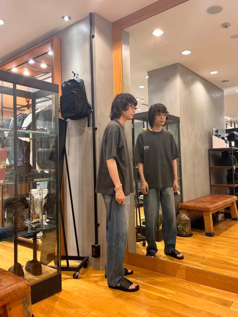 ブラック系のTシャツ/カットソー、ブルー系のデニムパンツを着用したメンズの夏コーディネートの2枚目の写真