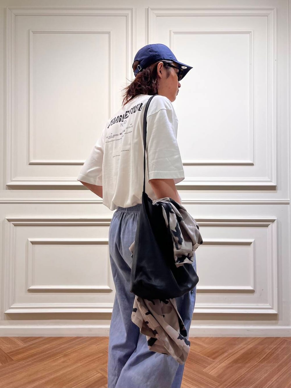 「カジュアル、モノトーン、ワントーン、柄シャツ、shirts、3WAY、URTECH、柄物、カジュアルスタイル、print、古着mix、tote、back、t-shirts、medium」｜「URBAN RESEARCHのAVALONFES BACK PRINT T-SHIRTS（Tシャツ/カットソー、ホワイト系）」を使った、tkoさん（メンズ・174cm）の夏コーディネートの6枚目の写真