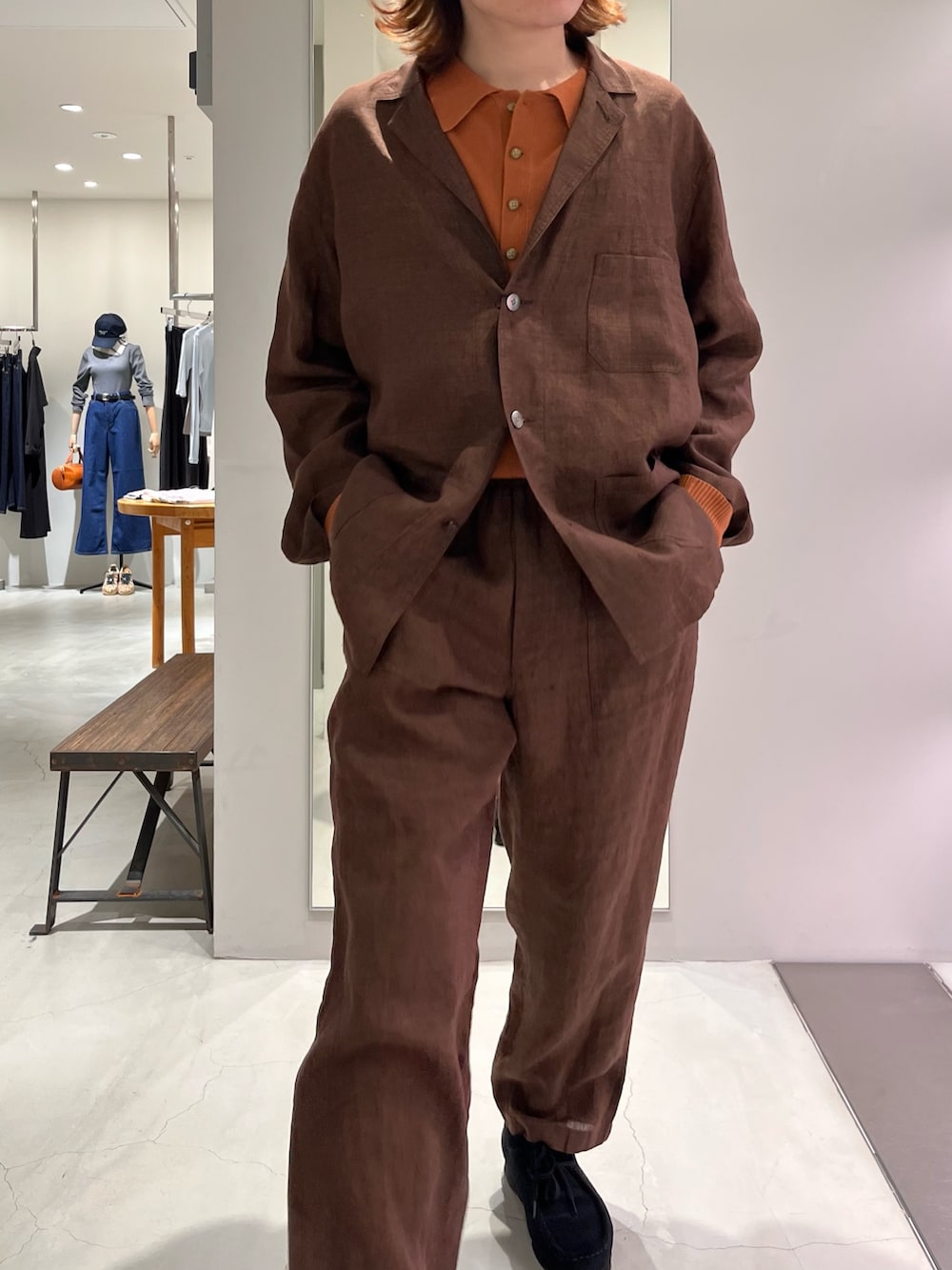 ブラウン系のその他パンツ、ブラウン系のテーラードジャケット、ブラウン系のニット/セーターを着用したメンズの春コーディネートの3枚目の写真