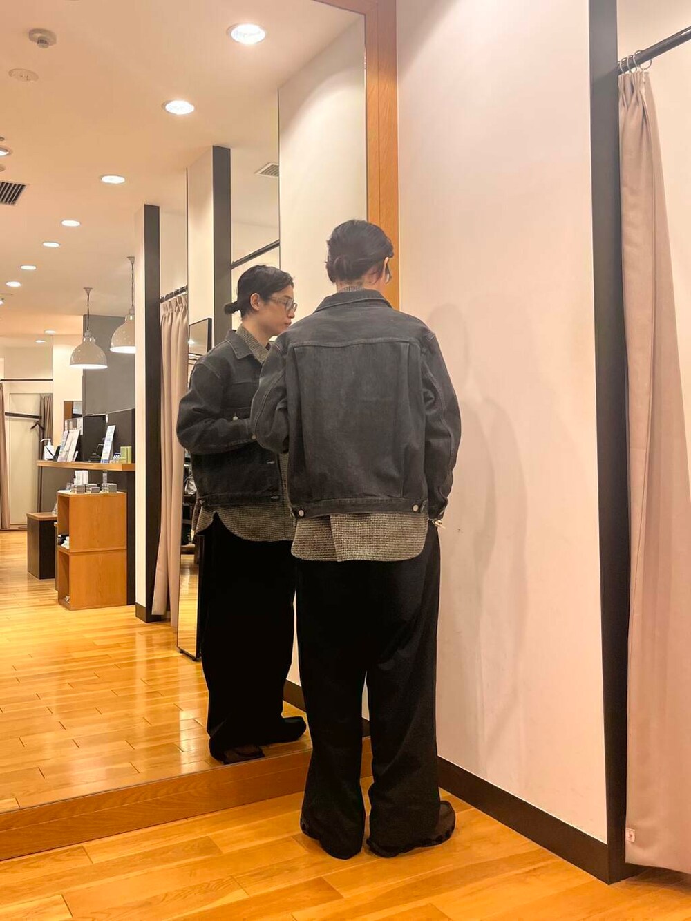 ブラック系のデニムジャケット、ブラック系のシャツ/ブラウス、ブラック系のその他パンツを着用したメンズの秋コーディネートの3枚目の写真