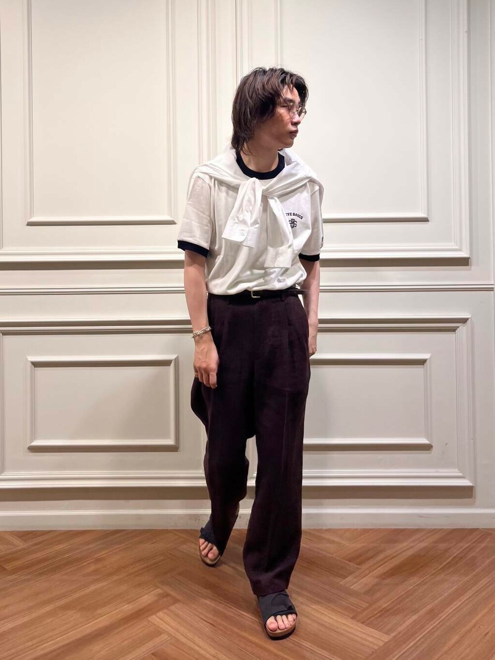 ホワイト系のシャツ/ブラウス、グレー系のサンダル、ブラウン系のその他パンツを着用したメンズの春コーディネートの5枚目の写真