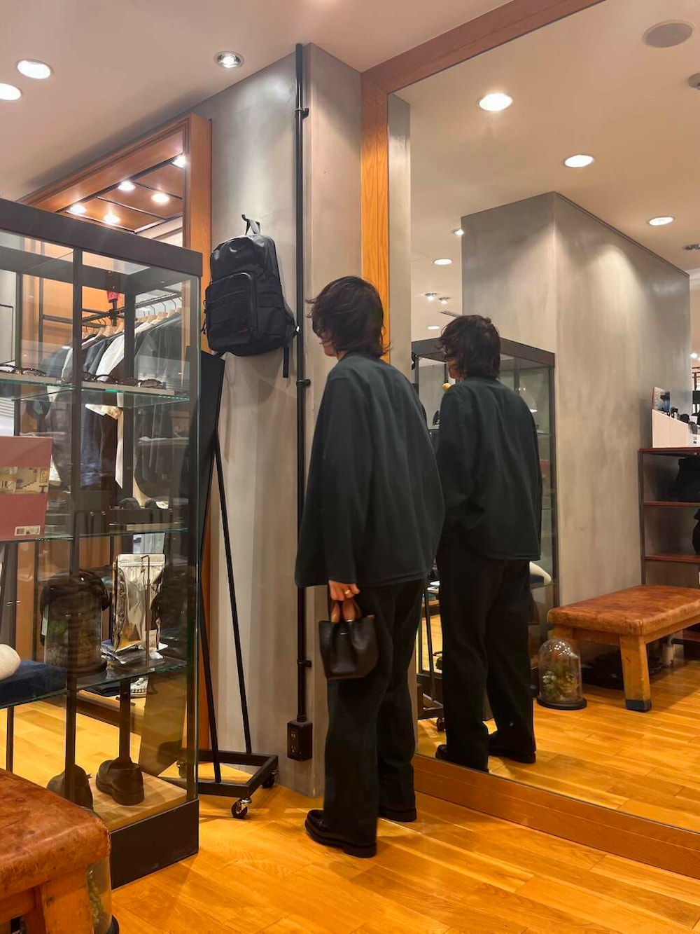 ブラック系のドレスシューズ、ブラック系のデニムパンツ、ブラック系のその他アウターを着用したメンズの夏コーディネートの2枚目の写真
