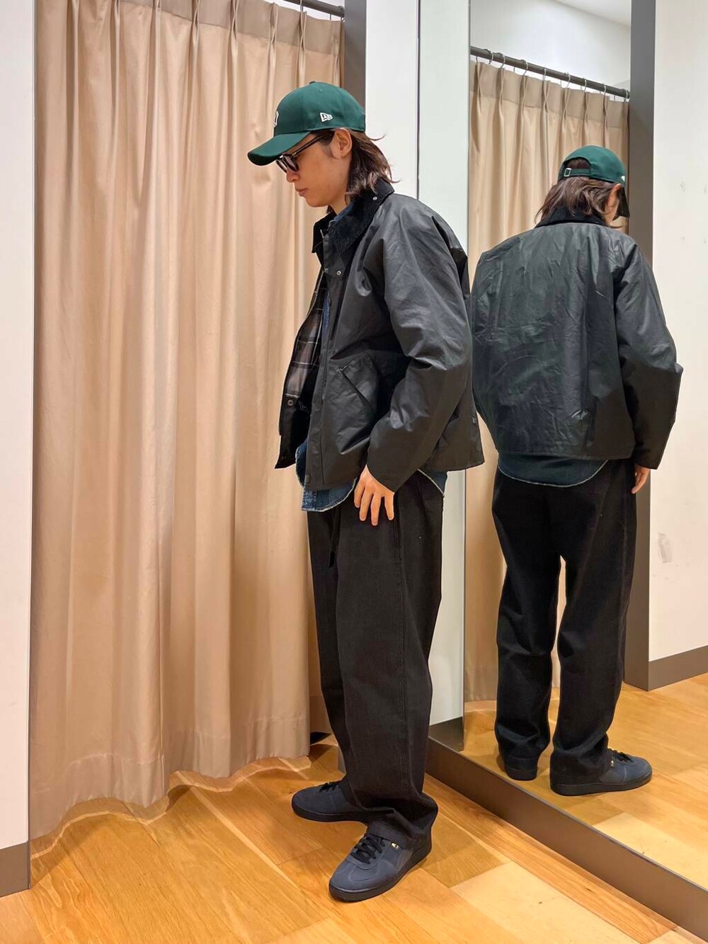 ブルー系のシャツ/ブラウス、ブラック系のその他アウター、ブラック系のその他アウターを着用したメンズの冬コーディネートの2枚目の写真