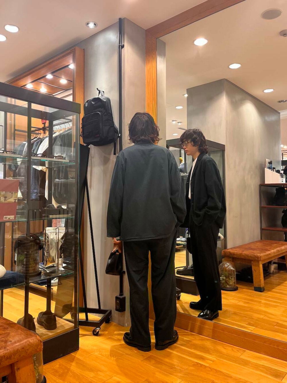 ブラック系のドレスシューズ、ブラック系のデニムパンツ、ブラック系のその他アウターを着用したメンズの夏コーディネートの3枚目の写真