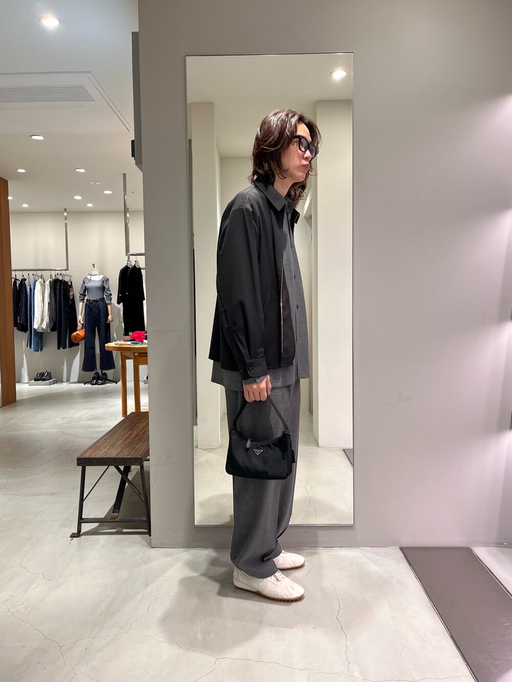 グレー系のシャツ/ブラウス、グレー系のその他パンツ、ブラック系のブルゾンを着用したメンズの春コーディネートの2枚目の写真