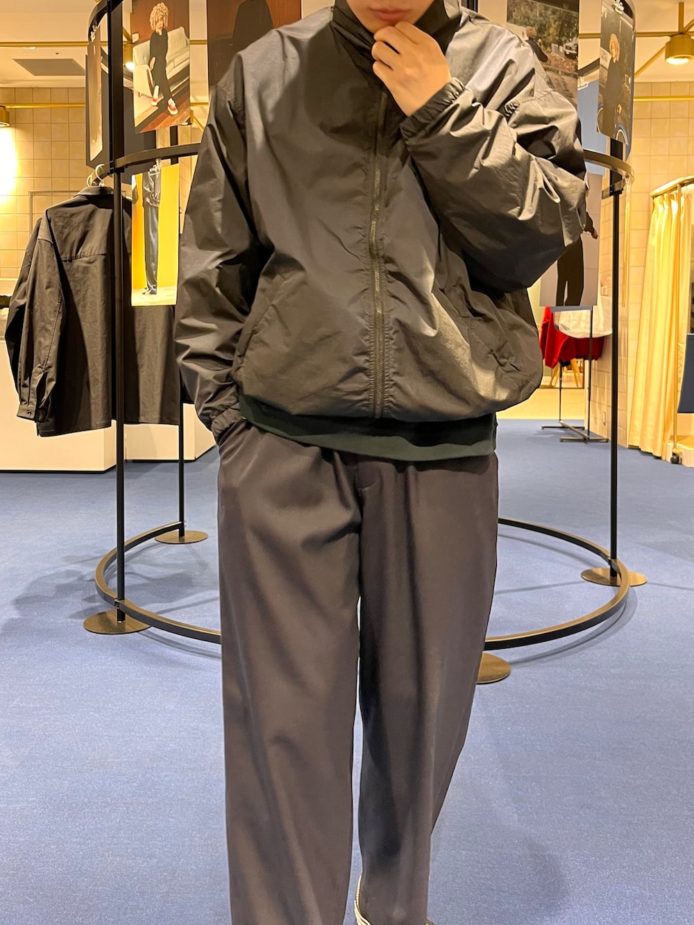 ブルー系のスウェット、ブラック系のスニーカー、ブルー系のその他パンツを着用したメンズの冬コーディネートの5枚目の写真