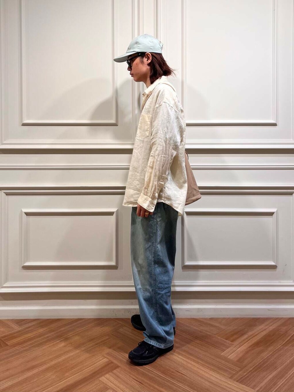 ホワイト系のシャツ/ブラウス、ブラック系のTシャツ/カットソーを着用したメンズの夏コーディネートの2枚目の写真
