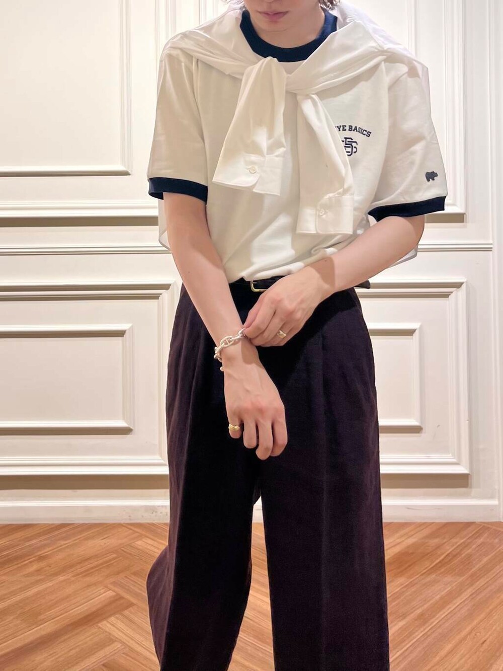 ホワイト系のシャツ/ブラウス、グレー系のサンダル、ブラウン系のその他パンツを着用したメンズの春コーディネートの6枚目の写真