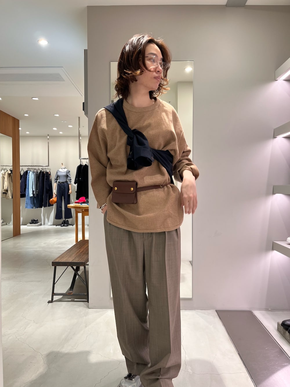 ベージュ系のTシャツ/カットソー、その他のその他パンツ、シルバー系のスニーカーを着用したメンズの春コーディネートの4枚目の写真