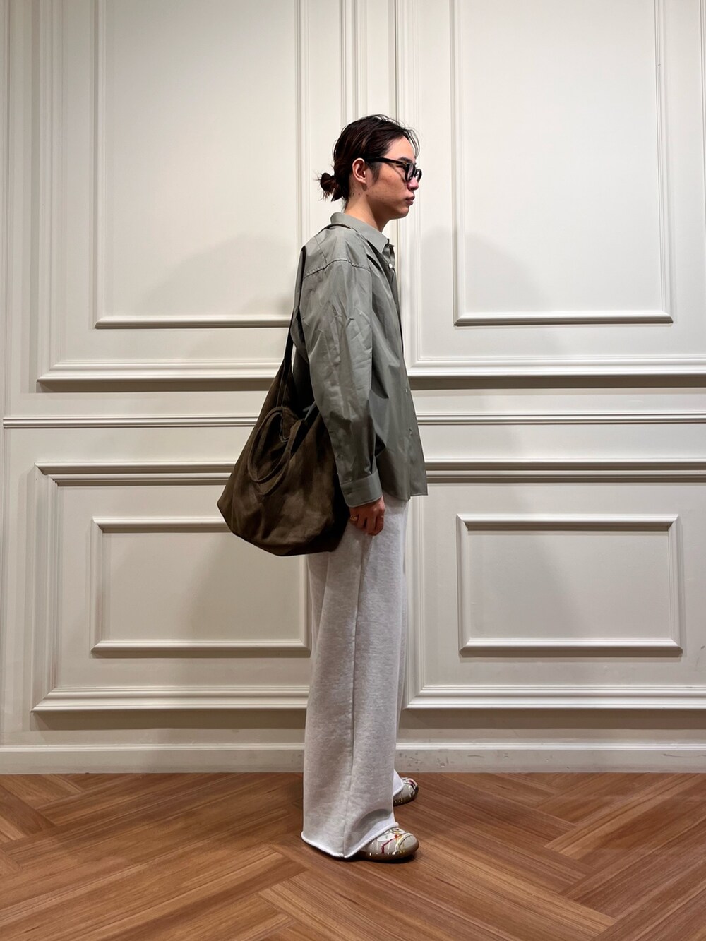 グレー系のスウェットパンツ、グリーン系のシャツ/ブラウス、グリーン系のショルダーバッグを着用したメンズの秋コーディネートの4枚目の写真