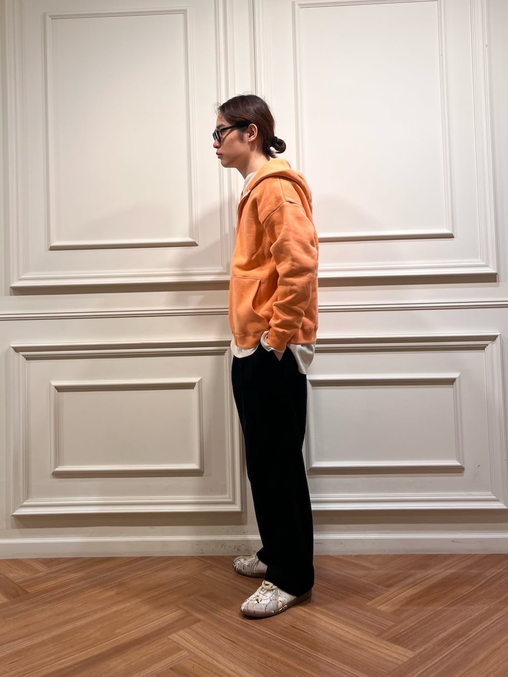 ホワイト系のTシャツ/カットソー、オレンジ系のパーカー、イエロー系のメガネを着用したメンズの秋コーディネートの2枚目の写真