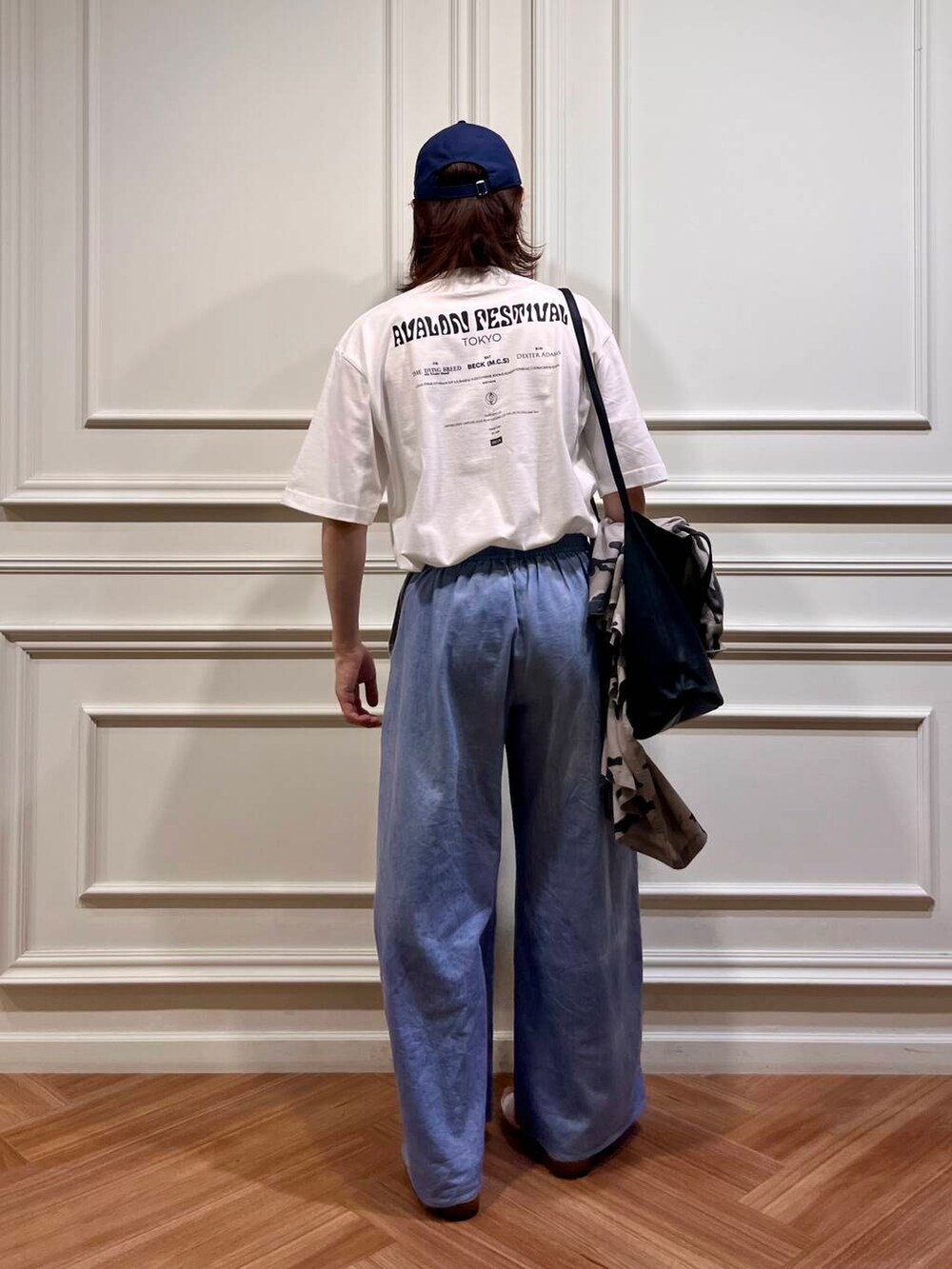 「カジュアル、モノトーン、ワントーン、柄シャツ、shirts、3WAY、URTECH、柄物、カジュアルスタイル、print、古着mix、tote、back、t-shirts、medium」｜「URBAN RESEARCHのAVALONFES BACK PRINT T-SHIRTS（Tシャツ/カットソー、ホワイト系）」を使った、tkoさん（メンズ・174cm）の夏コーディネートの4枚目の写真