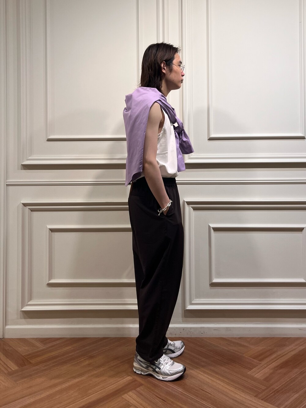 パープル系のシャツ/ブラウス、レッド系のその他パンツ、ホワイト系のタンクトップを着用したメンズの夏コーディネートの4枚目の写真