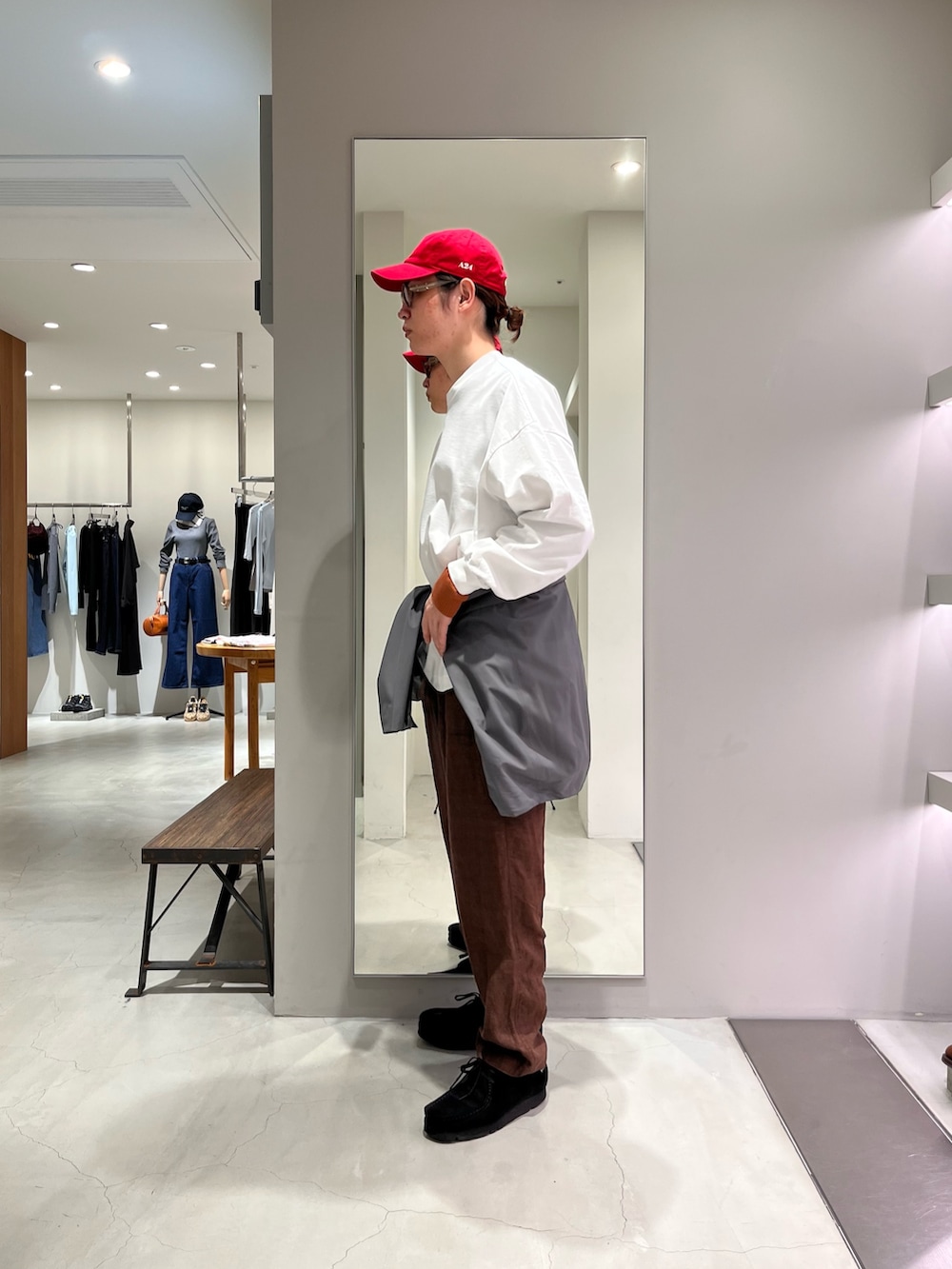 グリーン系のテーラードジャケット、ホワイト系のTシャツ/カットソー、ブラウン系のニット/セーターを着用したメンズの春コーディネートの2枚目の写真