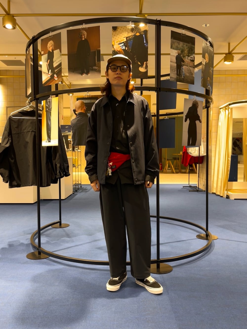 ブルー系のその他アウター、ブラック系のスニーカー、ブルー系のその他パンツを着用したメンズの冬コーディネートの2枚目の写真