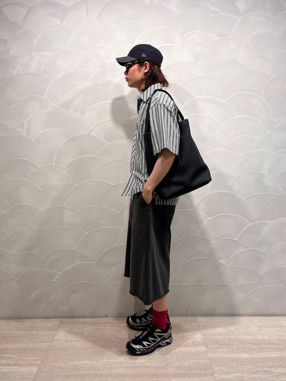 「アーバンリサーチ、シャツスタイル、ストライプシャツ、バッグ、スウェット、柄シャツ、セール、ショーツ、セールアイテム、URTECH、柄物、ur、古着mix、サロモン、旅行コーデ」｜「SALOMONのSALOMON　XT-6 GTX（スニーカー、ブラック系）」を使った、tkoさん（メンズ・174cm）の夏コーディネートの2枚目の写真