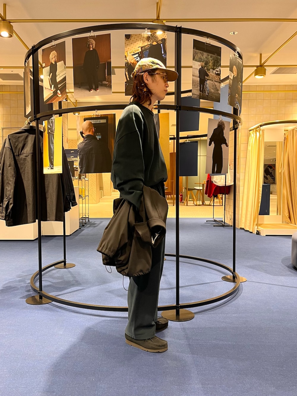 ブルー系のスウェット、ブルー系のその他パンツを着用したメンズの冬コーディネートの2枚目の写真