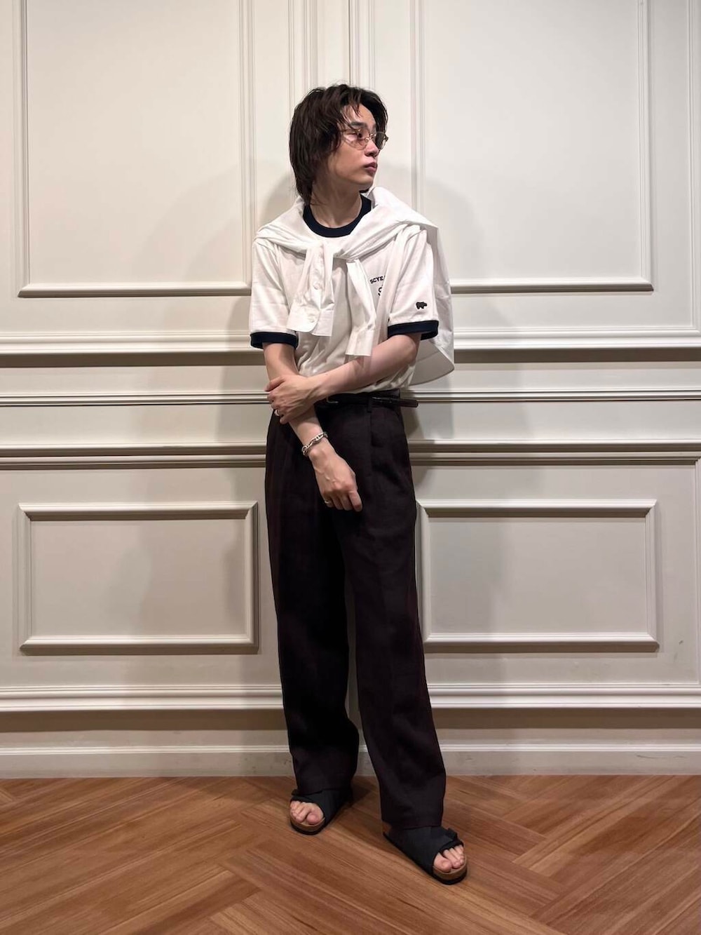 ホワイト系のシャツ/ブラウス、グレー系のサンダル、ブラウン系のその他パンツを着用したメンズの春コーディネートの2枚目の写真