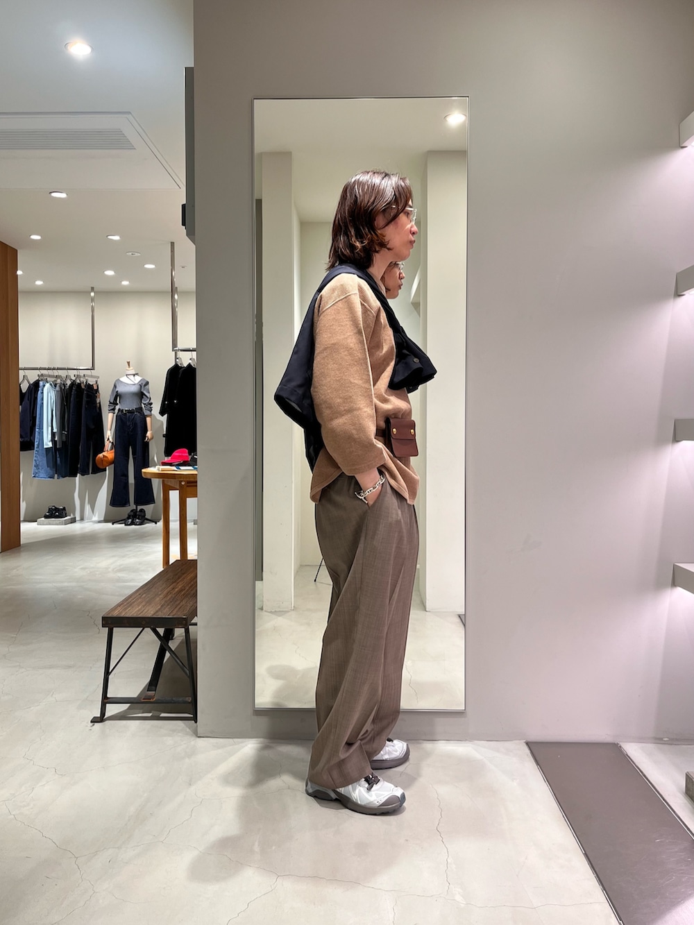 ベージュ系のTシャツ/カットソー、その他のその他パンツ、シルバー系のスニーカーを着用したメンズの春コーディネートの2枚目の写真