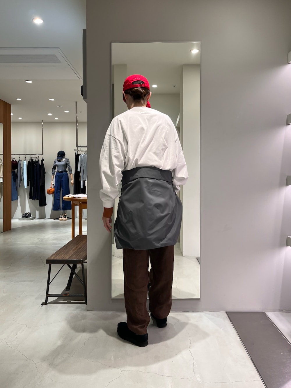 グリーン系のテーラードジャケット、ホワイト系のTシャツ/カットソー、ブラウン系のニット/セーターを着用したメンズの春コーディネートの3枚目の写真