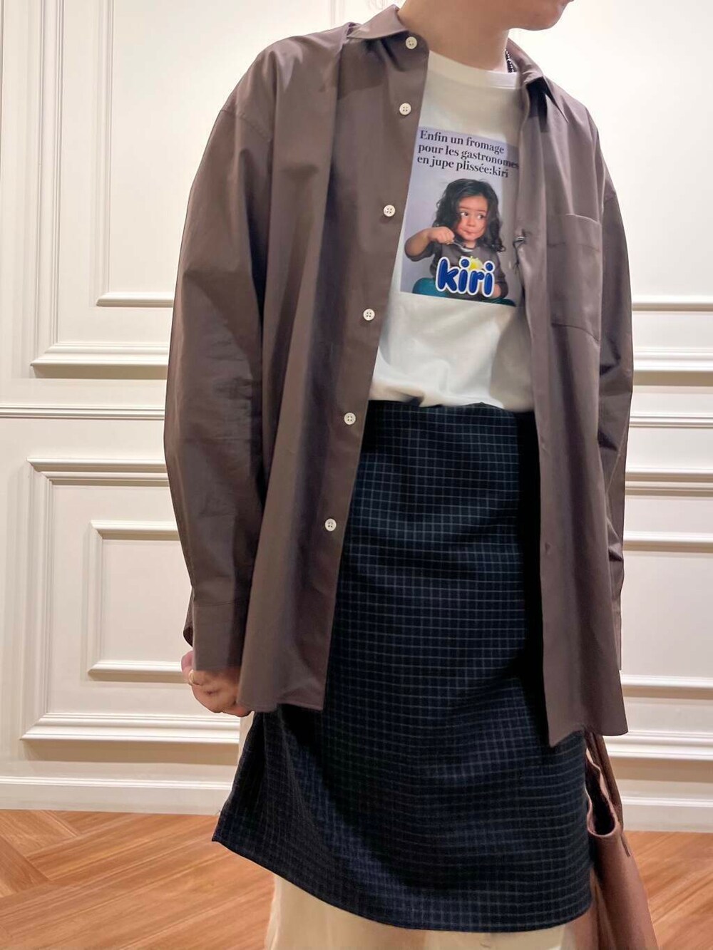 ブラウン系のシャツ/ブラウス、ホワイト系のTシャツ/カットソー、ベージュ系のドレスシューズを着用したメンズの春コーディネートの6枚目の写真