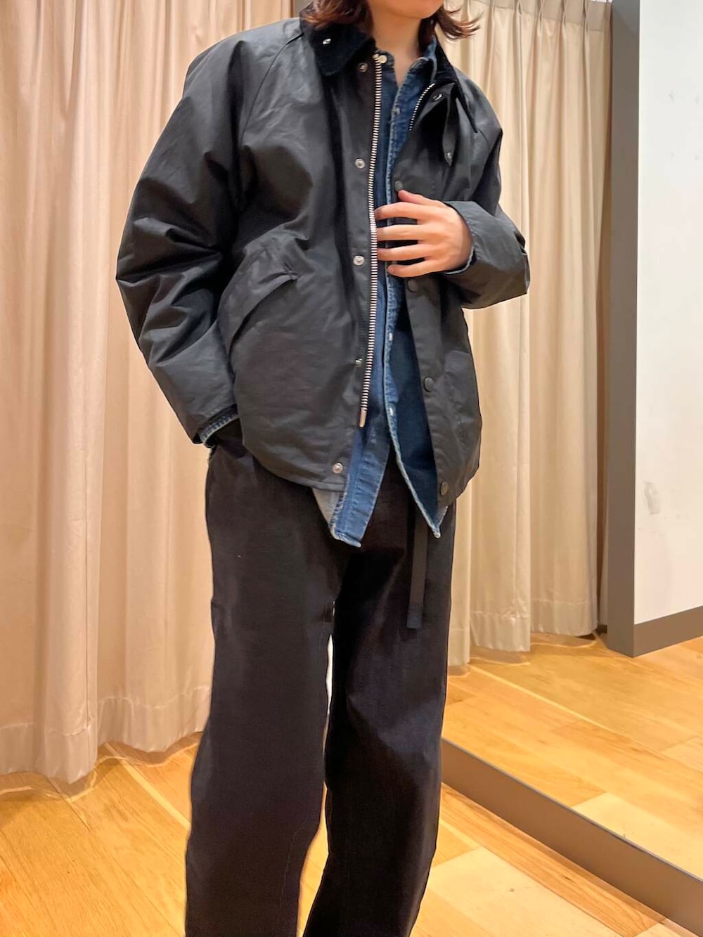 ブルー系のシャツ/ブラウス、ブラック系のその他アウター、ブラック系のその他アウターを着用したメンズの冬コーディネートの4枚目の写真