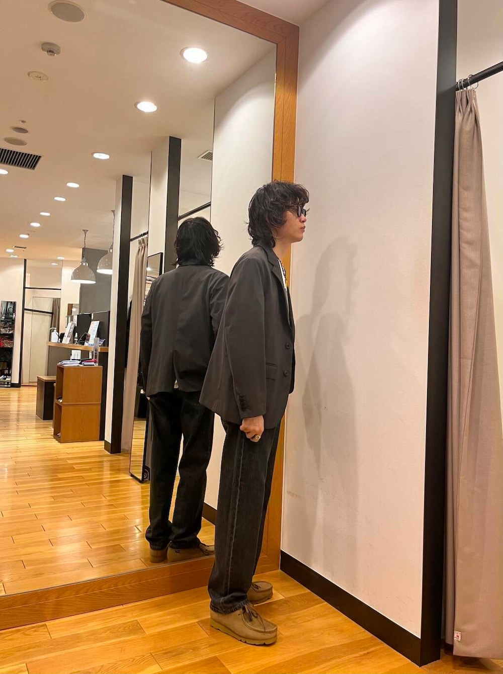 グレー系のその他アウター、ブラック系のデニムパンツ、ブラウン系のその他シューズを着用したメンズの夏コーディネートの2枚目の写真