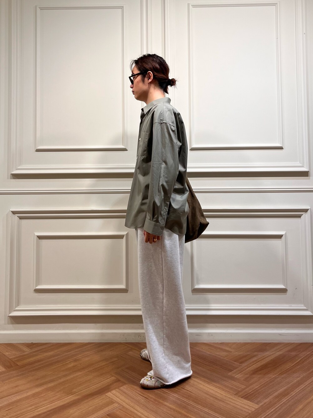 グレー系のスウェットパンツ、グリーン系のシャツ/ブラウス、グリーン系のショルダーバッグを着用したメンズの秋コーディネートの2枚目の写真