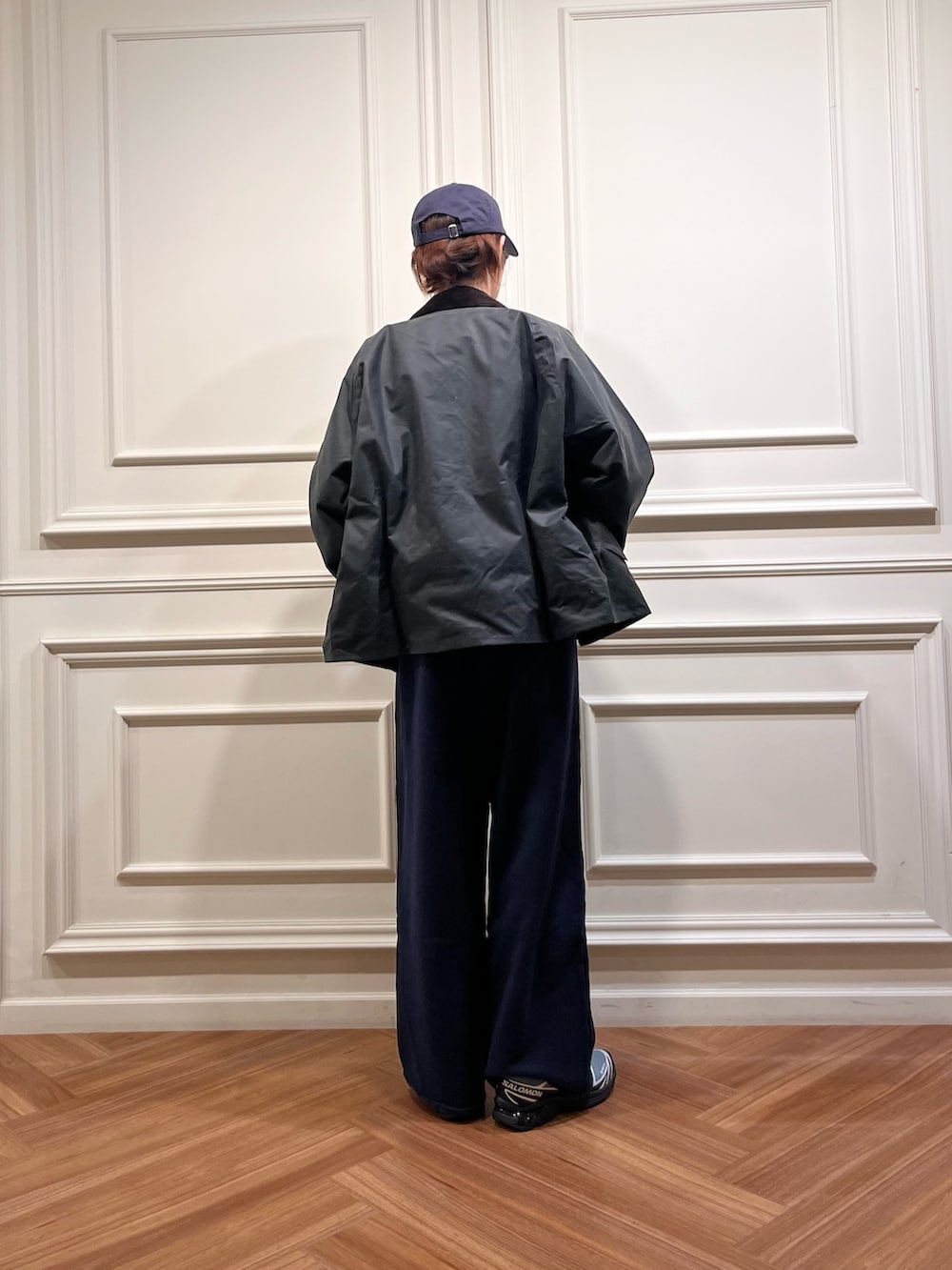 グリーン系のその他アウター、ブルー系のスウェットパンツ、ブルー系のスニーカーを着用したメンズの秋コーディネートの4枚目の写真