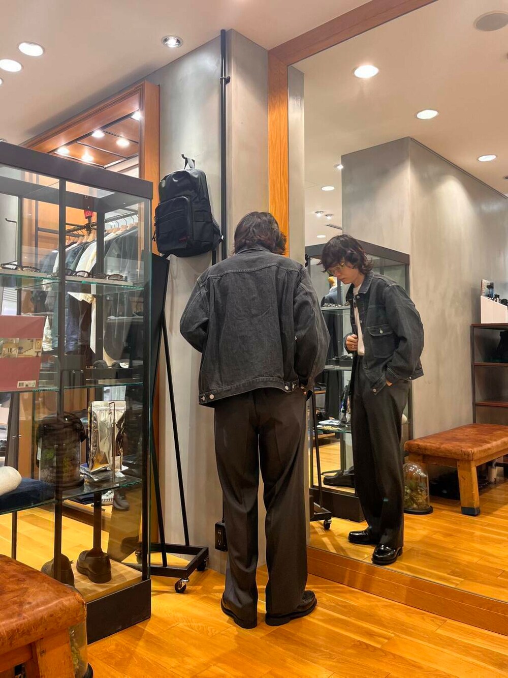 ブラック系のドレスシューズ、ブラック系のデニムジャケット、ホワイト系のTシャツ/カットソーを着用したメンズの夏コーディネートの3枚目の写真